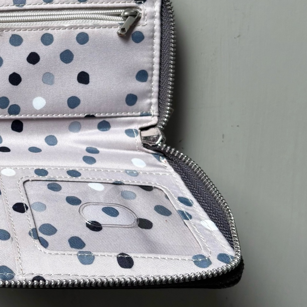 Stylish Gray Wallet With Patterned Design - image 4